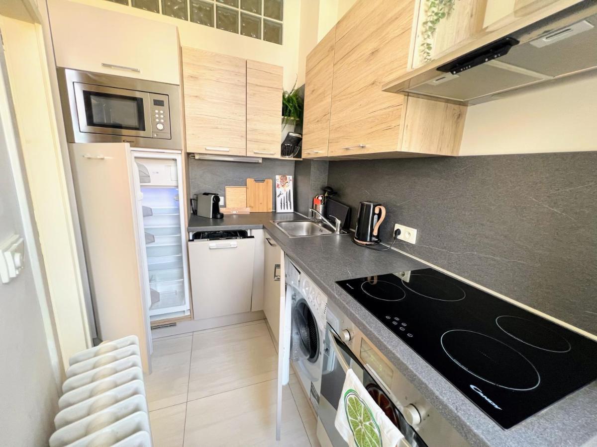 Beautiful & Peaceful With Cute Balcony Apartment Prague